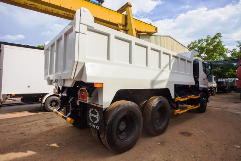 xe ben hino 3 chân FM8JN7A 15 tấn 10 khối