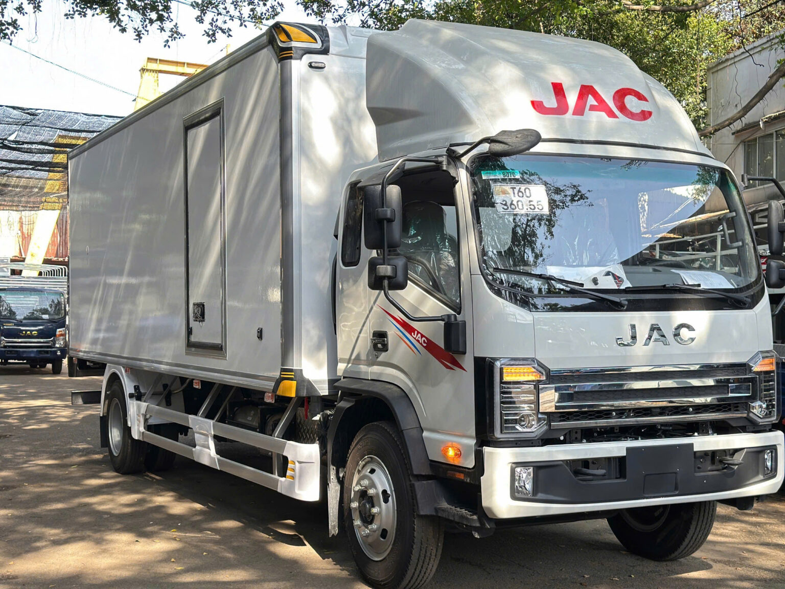 Xe tải JAC N900 Plus E5 Thùng Bảo Ôn Composite ( đông lạnh ) tải trọng 8500 kg thùng dài 6750 cm